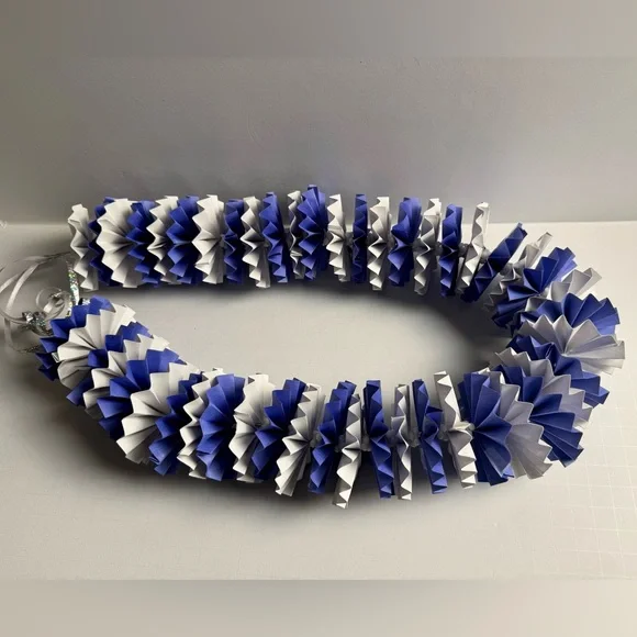 Handmade Blue & White Paper Lei - Picture 4 of 6